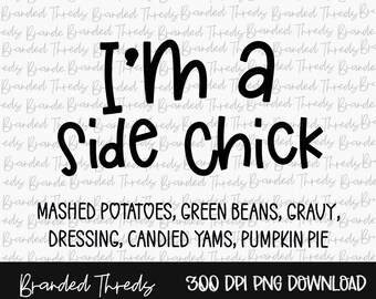 Puede incluir: Texto gráfico en blanco y negro que dice "I'm a side chick" con las palabras "MASHED POTATOES, GREEN BEANS, GRAVY, DRESSING, CANDIED YAMS, PUMPKIN PIE" debajo. El texto está sobre un fondo blanco con las palabras "Branded Threds" y "300 DPI PNG DOWNLOAD" en la parte inferior.