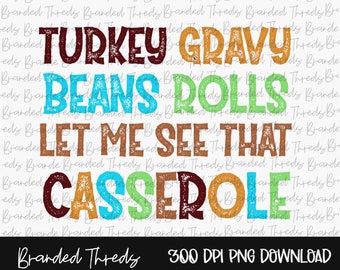 Könnte beinhalten: Ein digitaler Download einer Grafik zum Thema Thanksgiving mit dem Text "TURKEY GRAVY BEANS ROLLS LET ME SEE THAT CASSEROLE" in einer verwitterten, Vintage-Schriftart. Der Text ist in Braun-, Orange-, Blau- und Grüntönen gehalten.