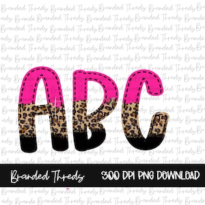 Op de afbeelding: ABC-letters in een roze, luipaardprint en zwart kleurenschema. De letters zijn omlijnd met een zwarte stippellijn.