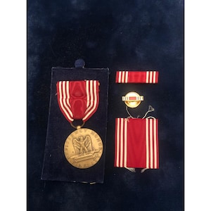 Vintage U.S. Army Good Conduct Medal Set With Ribbon Bar & Lapel Pin