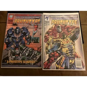Puede incluir: Dos cómics con el título "ULTRAVERSE PROTOTYPE". El primer cómic muestra un robot azul luchando contra un robot verde, con el texto "A PROTOTYPE SLUGFEST!". El segundo cómic muestra dos figuras musculosas en una escena de lucha.