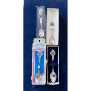 Set Of 4 Vintage Collector Souvenir Spoons Bahamas Jamaica Dogpatch USA Adler Planetarium Chicago