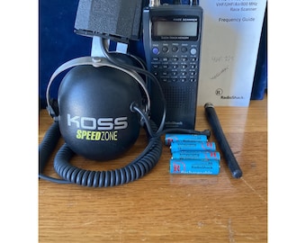 RadioShack PRO-74, skaner wyścigowy VHF/UHF/Air/800 MHz, 100 kanałów, z zestawem słuchawkowym Koss Speed Zone i akumulatorami AA