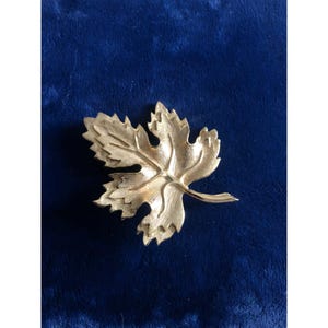 Goldfarbene Brosche in Blattform Vintage Schmuck Accessoire
