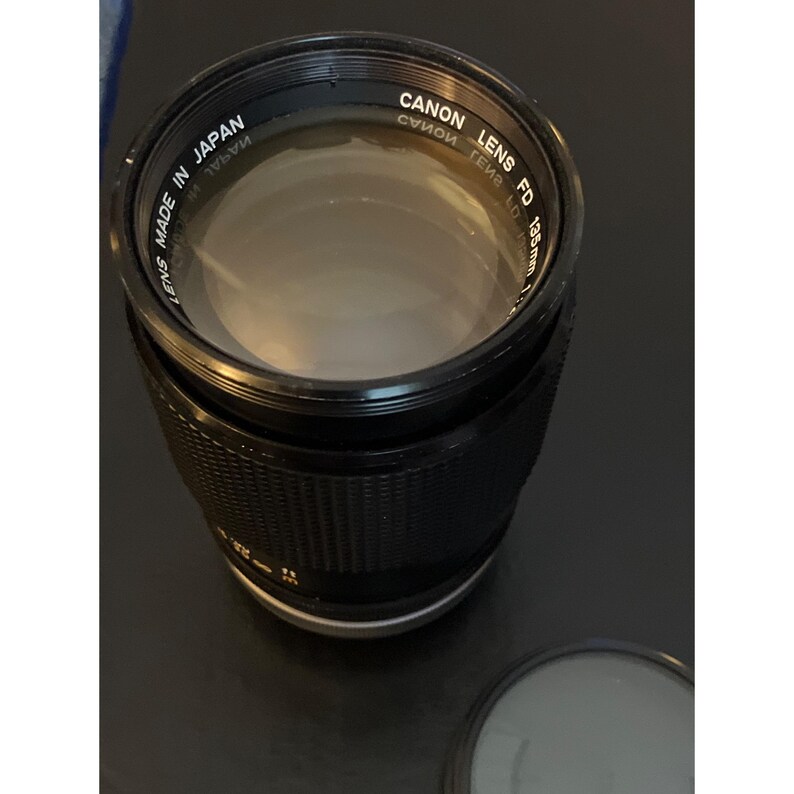 Teleobjetivo Canon FD 135 mm f/3.5 con tapa y estuche, fabricado en Japón imagen 3