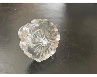 Vintage Stopper With Scalloped Floral Pattern