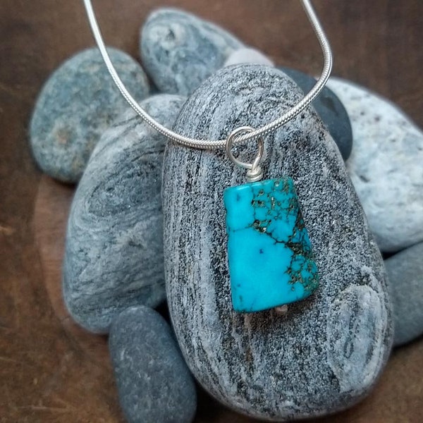 Pendentif turquoise sur fil d’argent & chaîne d’argent | Fait à la main au Népal