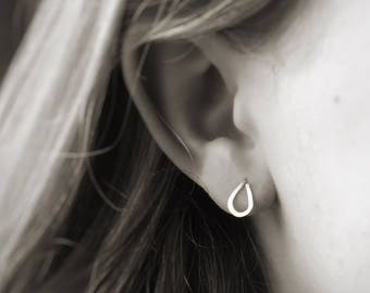 Clous en goutte d'eau, boucle d'oreille martelée, clou en argent, petite boucle d'oreille, fil d'oreille, bijoux minimalistes, cadeau pour elle, bijoux modernes, clou goutte d'eau