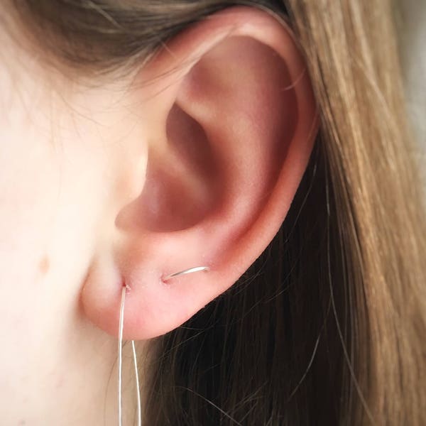 DOUBLE piercing, piercing multiple, clou d'oreille double, boucle d'oreille deux trous, clou d'arc en argent, boucle d'oreille double lobe, boucle d'oreille minimaliste, unisexe