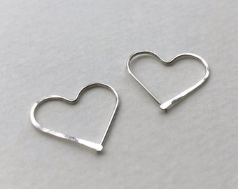 Petites créoles en forme de coeur, créoles en argent, créoles martelées, fil d'oreille, bijoux minimalistes, cadeau pour elle, bijoux modernes, bijoux de mariée, cadeau romantique