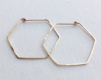 Créoles hexagonales, créoles hexagonales dorées, créoles métalliques martelées, créoles en argent, créoles métalliques fines, boucles d'oreilles géométriques, bijoux minimalistes, cadeau pour elle