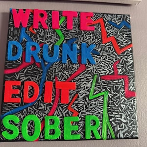 Puede incluir: Arte en lienzo cuadrado con las palabras "WRITE DRUNK EDIT SOBER" en letras brillantes y en relieve. El fondo es negro con garabatos blancos y líneas abstractas coloridas.