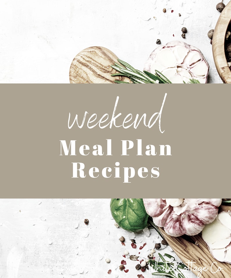 Puede incluir: Primer plano de una superficie blanca con una tabla de cortar de madera marr&oacute;n, dientes de ajo, ramitas de romero y granos de pimienta negra. El texto "weekend Meal Plan Recipes" se muestra en un rect&aacute;ngulo marr&oacute;n.