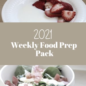 Puede incluir: Un plato blanco con fresas en rodajas sobre una sustancia cremosa blanca. Debajo, un cuenco de ensalada con hojas verdes, carne rosa y aderezo blanco. El texto "2021 Weekly Food Prep Pack" está en el medio.
