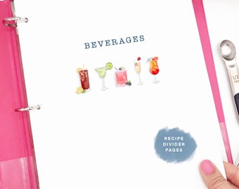 Puede incluir: Una página blanca con la palabra "BEVERAGES" en texto azul. Hay seis ilustraciones de acuarela de diferentes cócteles. La página está etiquetada como "RECIPE DIVIDER PAGES" en un círculo azul.