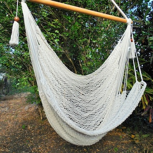 Handgeweven hangmatstoel met katoen en hout. Hangstoel. Ideaal ter decoratie. Huwelijkscadeau. Gratis expresverzending.