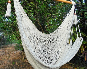 Chaise hamac tissée à la main avec du coton et du bois. Chaise suspendue. Idéal pour la décoration. Cadeau de mariage. Livraison express gratuite.