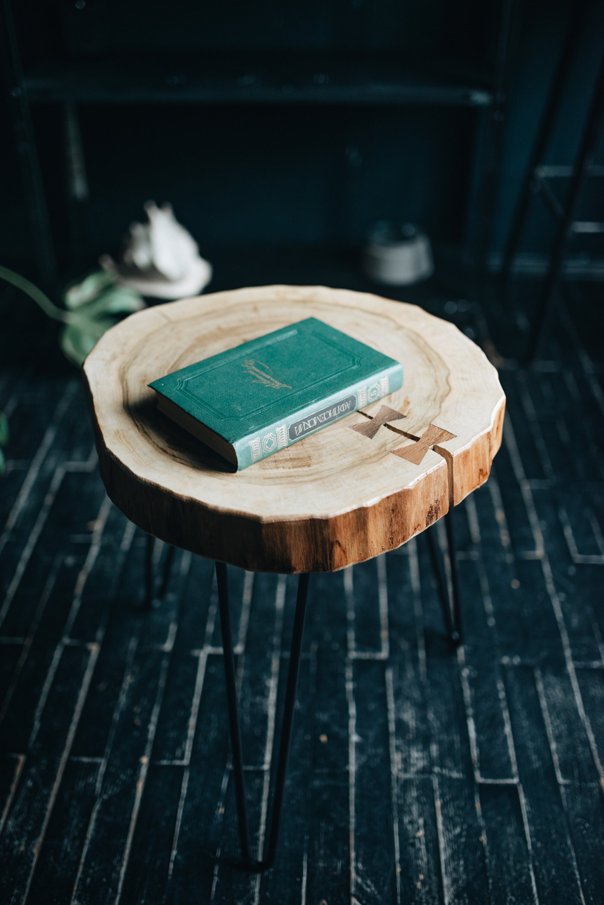 Table de Café en Bois Rond, Table Rustique, Noyer, Milieu Siècle, Latérale, Moderne Jambes d'épingle