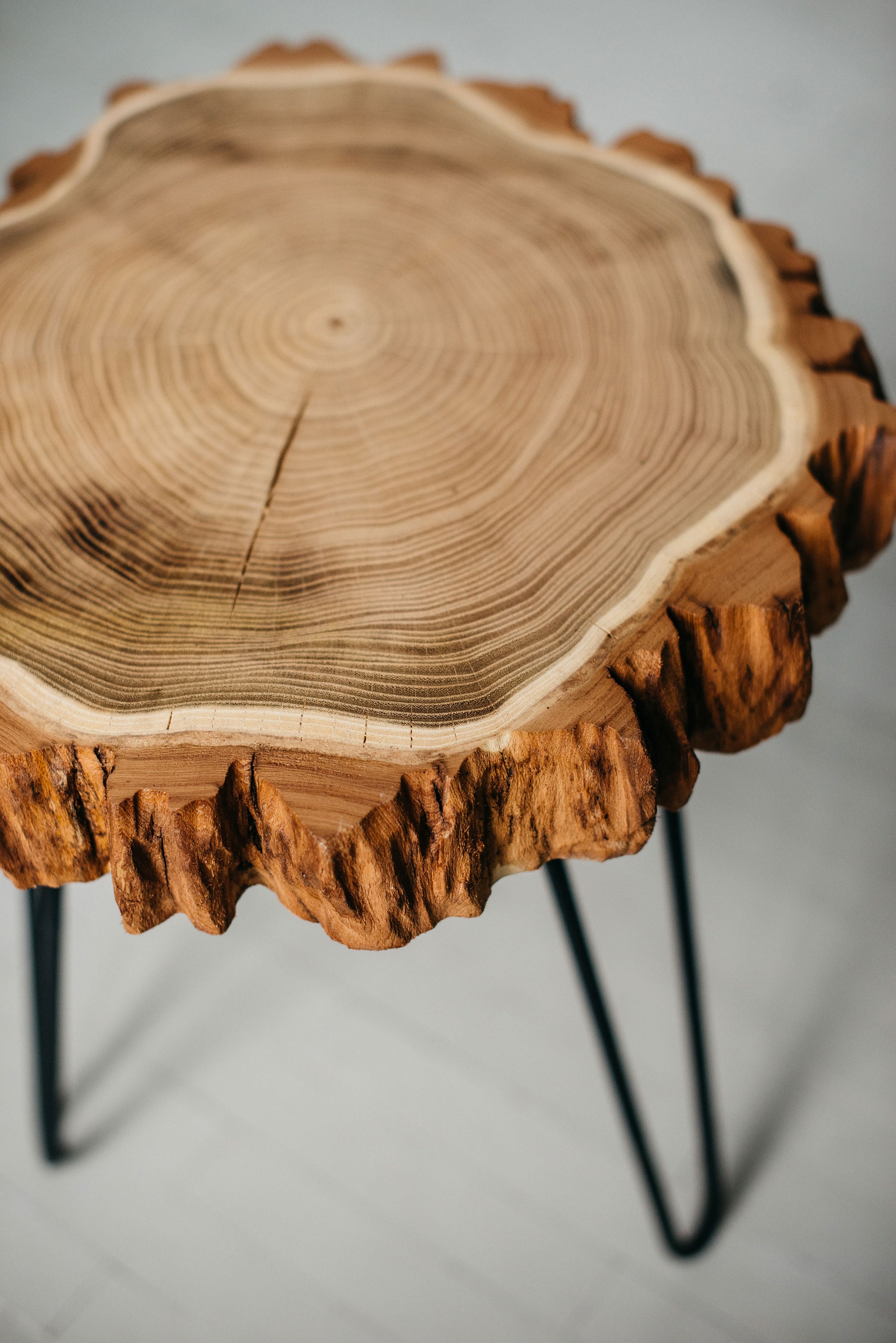 Table Basse Live Edge, Table Ronde, Dalle en Bois, Rustique, Moderne Épingle à Cheveux Du Milieu Siè