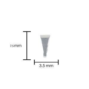 Puede incluir: Un peque&ntilde;o objeto triangular de color plateado con una parte superior blanca. El objeto mide 7,5 mm de altura y 3,5 mm de ancho. El objeto se muestra sobre un fondo blanco.