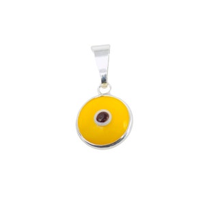 Puede incluir: Un colgante redondo con un centro de esmalte amarillo brillante y una peque&ntilde;a piedra roja oscura en el centro. Tiene un borde de metal plateado y una fianza a juego. El dise&ntilde;o es sencillo y llamativo.