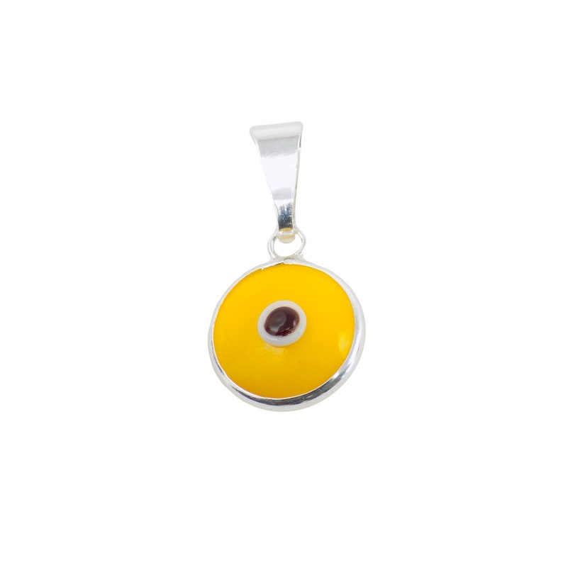 Puede incluir: Un colgante redondo con un centro de esmalte amarillo brillante y una peque&ntilde;a piedra roja oscura en el centro. Tiene un borde de metal plateado y una fianza a juego. El dise&ntilde;o es sencillo y llamativo.