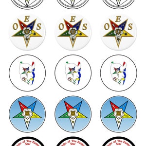 Puede incluir: Doce adornos redondos para cupcakes, en blanco, azul y azul claro, con un diseño de estrella de cinco puntas. La estrella tiene un diseño rojo, amarillo, azul y verde con un pequeño edificio en el centro. El texto "OES" está en la estrella. Tres de los adornos tienen el texto "Order of The Eastern Star" alrededor de la estrella.