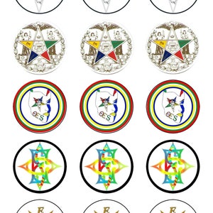 Puede incluir: Una colección de doce diseños circulares con varios emblemas y símbolos. Los diseños incluyen una estrella dentro de un círculo, una estrella con una corona y las letras "OES". La paleta de colores incluye dorado, rojo, azul, verde y blanco.
