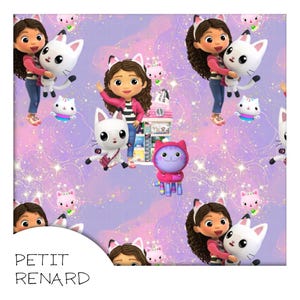 Peut inclure: Motif répété avec des personnages de la série animée Gabby et sa maison de poupée. Le motif comprend Gabby, des personnages de chats blancs et d'autres personnages animés sur un fond lavande avec des accents scintillants. Le texte "PETIT RENARD" est visible.