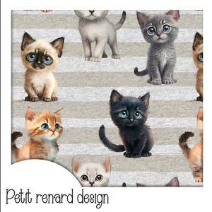 Peut inclure: Un motif répété de chatons de dessins animés adorables de différentes couleurs, dont le gris, le noir et l'orange, avec de grands yeux bleus. Les chatons sont placés sur un fond de rayures horizontales grises et blanches. Le texte "Petit renard design" est dans le coin inférieur gauche.