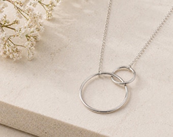 Silver Bloom Sterling Silver Interlocking Circle Necklace