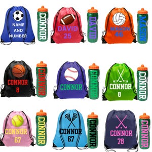 Peut inclure: Une collection de neuf sacs &agrave; cordon et gourdes assorties de diff&eacute;rentes couleurs. Chaque sac pr&eacute;sente un motif sportif, un nom et un num&eacute;ro. Les gourdes sont vertes avec des bouchons orange et affichent le nom imprim&eacute; verticalement en gras.