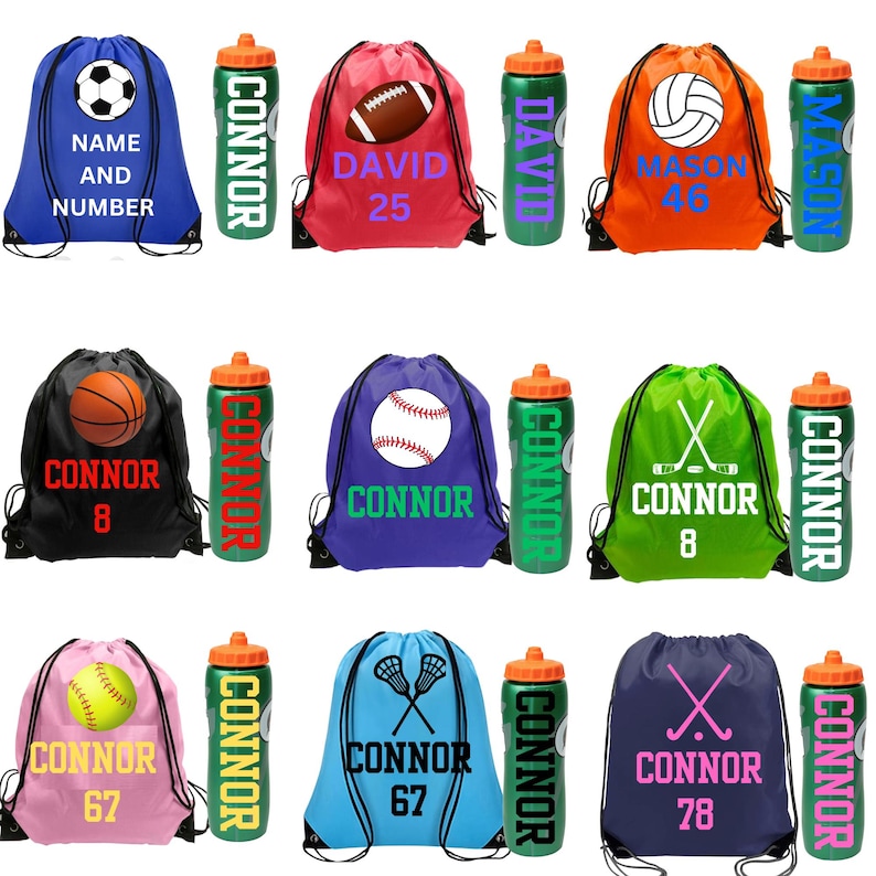 Peut inclure: Une collection de neuf sacs &agrave; cordon et gourdes assorties de diff&eacute;rentes couleurs. Chaque sac pr&eacute;sente un motif sportif, un nom et un num&eacute;ro. Les gourdes sont vertes avec des bouchons orange et affichent le nom imprim&eacute; verticalement en gras.