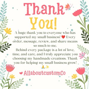 Pode incluir: Um cart&atilde;o de agradecimento quadrado com o texto Thank You! em rosa e amarelo, seguido por uma mensagem de gratid&atilde;o pelo apoio a uma pequena empresa. A borda &eacute; decorada com ilustra&ccedil;&otilde;es coloridas de flores, folhas e uma borboleta.