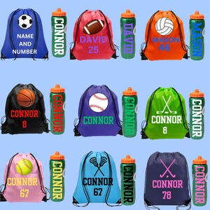 Pode incluir: Uma cole&ccedil;&atilde;o de nove mochilas de cord&atilde;o e garrafas de &aacute;gua a condizer com v&aacute;rios temas desportivos, incluindo futebol, futebol americano, voleibol, basquetebol, basebol, h&oacute;quei e lacrosse, com nomes e n&uacute;meros personalizados impressos.