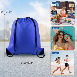Pode incluir: Uma mochila de cord&atilde;o azul s&oacute;lido com al&ccedil;as de corda preta. A bolsa mede 40 cm de altura e 34 cm de largura. A imagem inclui tr&ecirc;s fotos inseridas menores mostrando a bolsa em uso para escola, viagens e atividades de gin&aacute;stica.