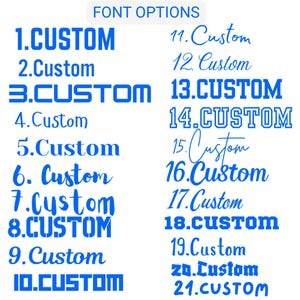 Pode incluir: Uma tabela intitulada FONT OPTIONS exibindo vinte e um exemplos numerados da palavra Custom em v&aacute;rias tipografias azuis. A lista inclui uma variedade de estilos de letras serifadas, sem serifa, manuscritas, em bloco e decorativas.