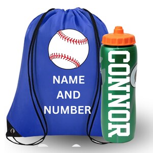 Pode incluir: Uma mochila de cord&atilde;o azul royal com um gr&aacute;fico de basebol branco com costuras vermelhas e o texto NAME AND NUMBER, acompanhada por uma garrafa de &aacute;gua de pl&aacute;stico verde com tampa laranja e o nome CONNOR impresso em letras brancas.