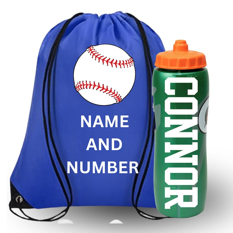 Pode incluir: Uma mochila de cord&atilde;o azul royal com um gr&aacute;fico de basebol branco com costuras vermelhas e o texto NAME AND NUMBER, acompanhada por uma garrafa de &aacute;gua de pl&aacute;stico verde com tampa laranja e o nome CONNOR impresso em letras brancas.