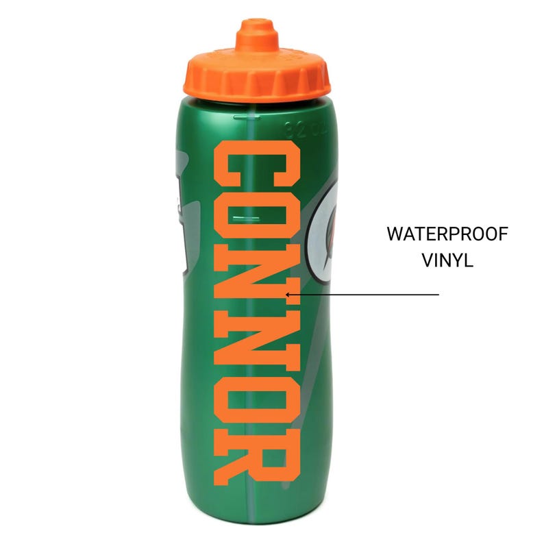 Pode incluir: Uma garrafa de &aacute;gua de pl&aacute;stico verde com uma tampa de rosca laranja. O nome CONNOR est&aacute; impresso verticalmente em letras grandes e laranjas na lateral. Uma linha preta fina aponta para o texto com a etiqueta WATERPROOF VINYL ao lado.