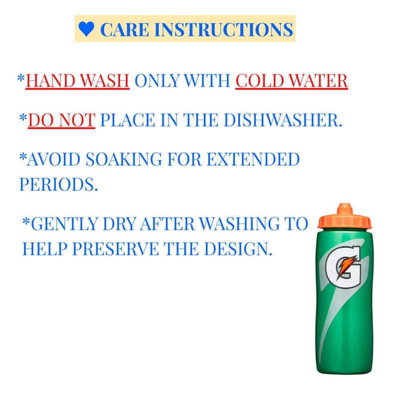 Pode incluir: Uma garrafa de &aacute;gua verde com tampa laranja e o log&oacute;tipo branco da Gatorade, acompanhada pelo texto: CARE INSTRUCTIONS, HAND WASH ONLY WITH COLD WATER, DO NOT PLACE IN THE DISHWASHER, AVOID SOAKING FOR EXTENDED PERIODS, GENTLY DRY AFTER WASHING TO HELP PRESERVE THE DESIGN.