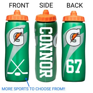 Pode incluir: Uma garrafa de &aacute;gua verde com tampa laranja. A frente apresenta o log&oacute;tipo Gatorade branco e um gr&aacute;fico branco de tacos de h&oacute;quei e um disco. O lado exibe o nome CONNOR em texto branco. A parte de tr&aacute;s mostra o log&oacute;tipo Gatorade e o n&uacute;mero 67.