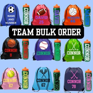 Pode incluir: Uma cole&ccedil;&atilde;o de mochilas de cord&atilde;o e garrafas de &aacute;gua de pl&aacute;stico com v&aacute;rios gr&aacute;ficos esportivos, nomes e n&uacute;meros. O texto TEAM BULK ORDER &eacute; exibido de forma proeminente no centro. Cada item &eacute; personalizado com cores e &iacute;cones esportivos diferentes.