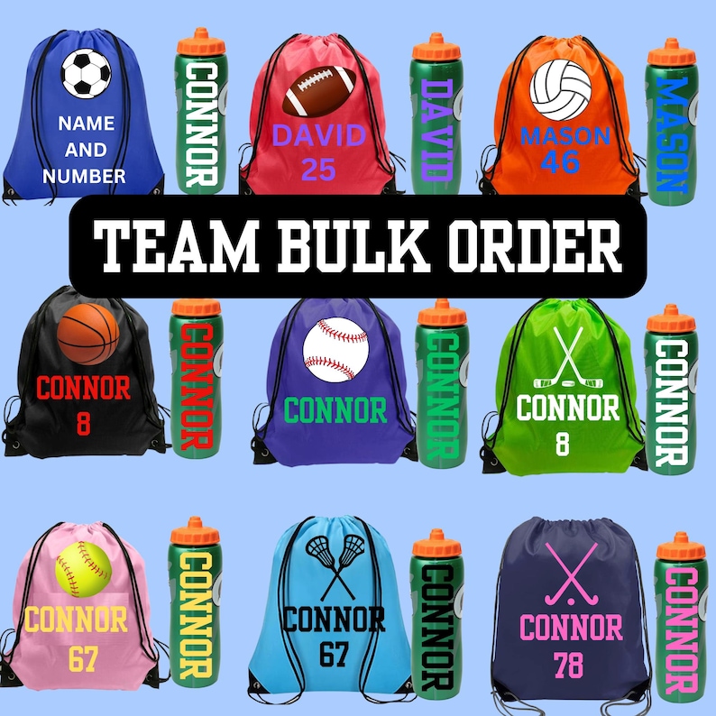 Pode incluir: Uma cole&ccedil;&atilde;o de mochilas de cord&atilde;o e garrafas de &aacute;gua de pl&aacute;stico com v&aacute;rios gr&aacute;ficos esportivos, nomes e n&uacute;meros. O texto TEAM BULK ORDER &eacute; exibido de forma proeminente no centro. Cada item &eacute; personalizado com cores e &iacute;cones esportivos diferentes.
