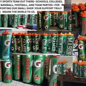 Pode incluir: Uma cole&ccedil;&atilde;o de garrafas de &aacute;gua desportivas de pl&aacute;stico verde com tampas cor de laranja, apresentando o log&oacute;tipo Gatorade e v&aacute;rios nomes personalizados, nomes de equipas e n&uacute;meros impressos em texto branco ou vermelho.