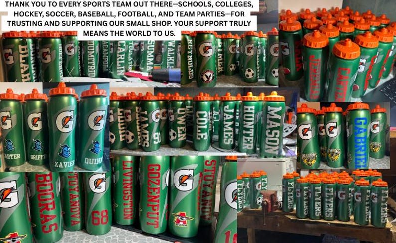 Pode incluir: Uma cole&ccedil;&atilde;o de garrafas de &aacute;gua desportivas de pl&aacute;stico verde com tampas cor de laranja, apresentando o log&oacute;tipo Gatorade e v&aacute;rios nomes personalizados, nomes de equipas e n&uacute;meros impressos em texto branco ou vermelho.