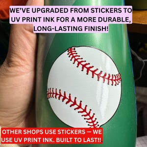 Pode incluir: Uma garrafa verde com um gr&aacute;fico de bola de beisebol branca com costuras vermelhas. O texto na imagem diz: WE&rsquo;VE UPGRADED FROM STICKERS TO UV PRINT INK FOR A MORE DURABLE, LONG-LASTING FINISH! OTHER SHOPS USE STICKERS &mdash; WE USE UV PRINT INK. BUILT TO LAST!!