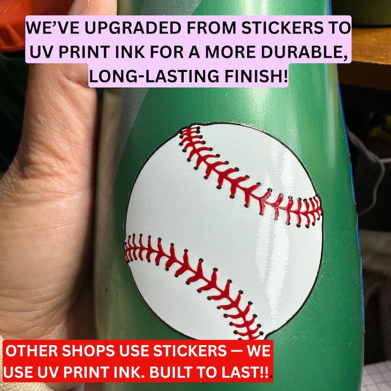 Pode incluir: Uma garrafa verde com um gr&aacute;fico de bola de beisebol branca com costuras vermelhas. O texto na imagem diz: WE&rsquo;VE UPGRADED FROM STICKERS TO UV PRINT INK FOR A MORE DURABLE, LONG-LASTING FINISH! OTHER SHOPS USE STICKERS &mdash; WE USE UV PRINT INK. BUILT TO LAST!!