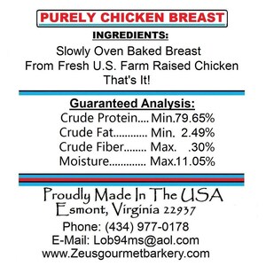 Op de afbeelding: Een blauw en rood etiket met witte tekst dat "PURELY CHICKEN BREAST" vermeldt en de ingredi&euml;nten en gegarandeerde analyse van het product opsomt. Het etiket bevat ook de bedrijfsnaam, het adres, het telefoonnummer en het e-mailadres.