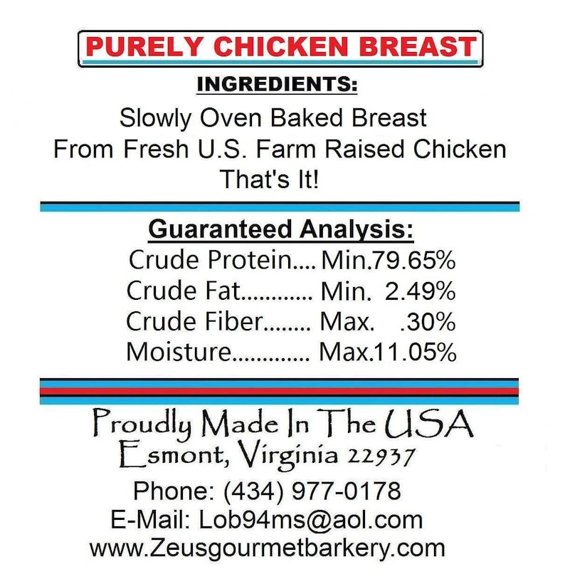 Op de afbeelding: Een blauw en rood etiket met witte tekst dat "PURELY CHICKEN BREAST" vermeldt en de ingredi&euml;nten en gegarandeerde analyse van het product opsomt. Het etiket bevat ook de bedrijfsnaam, het adres, het telefoonnummer en het e-mailadres.